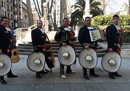 El Mariachi Domínguez, con algunos de sus componentes de Eibar, actuará este sábado, en la zona este.