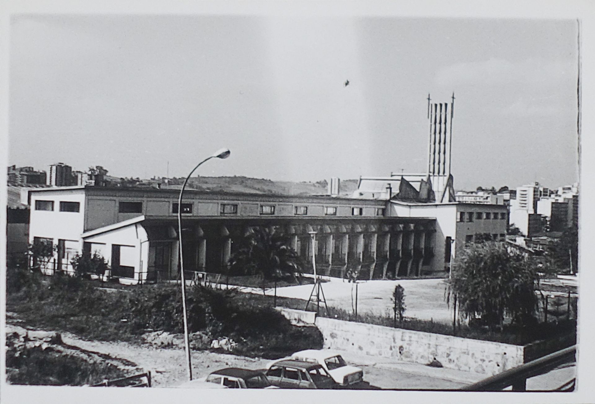 Imagen principal - El edificio, recién terminado en la década de 1970. En su entorno inmediato se ven los solares sin edificar. Dos décadas después, las viviendas lo rodeaban por completo.