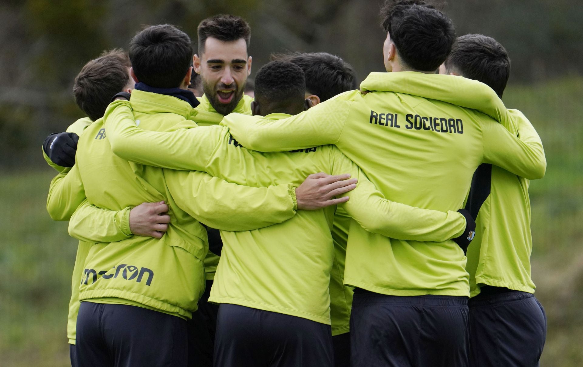La plantilla de la Real, durante un juego en un entrenamiento en Zubieta