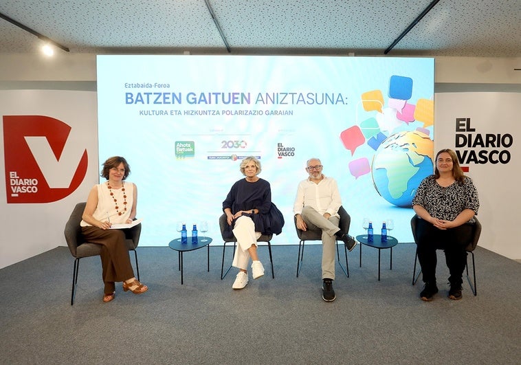Itziar Altuna, Edurne Ormazabal, José Luis Rebordinos y Nerea Uriarte, antes de dar comienzo la mesa redonda sobre la que pivotó la jornada en DV Gunea.