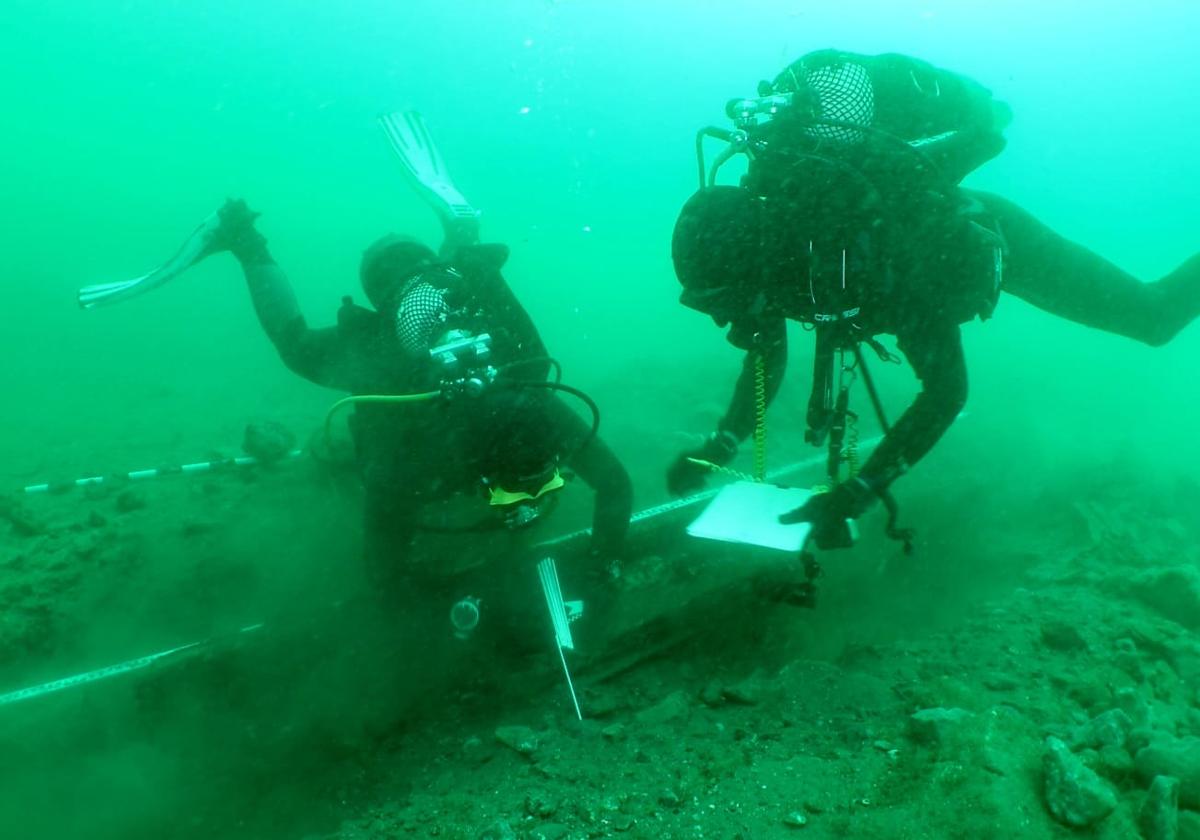 Los submarinistas durante su hallazgo.