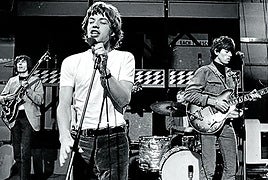 La banda durante una de sus actuaciones televisadas ofrecidas en los años sesenta.