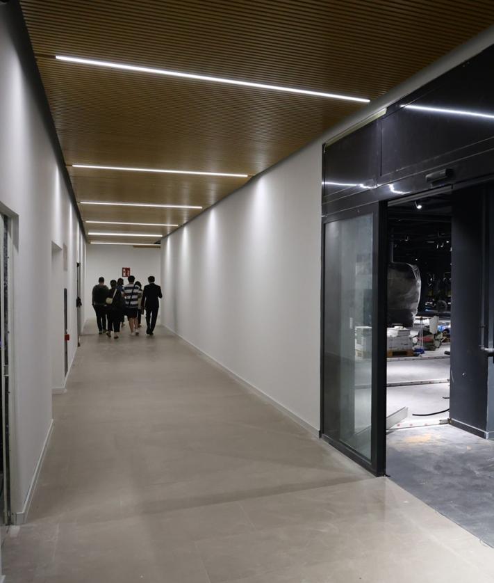 Imagen secundaria 2 - La concejala Ane Oyarbide y el director de Fomento, Iñigo Olaizola, visitan las obras. Debajo, planta baja de Pescadería, donde se instalarán los asentadores, y túnel de acceso al parking con el local que ocupará el gimnasio Fitness Park.