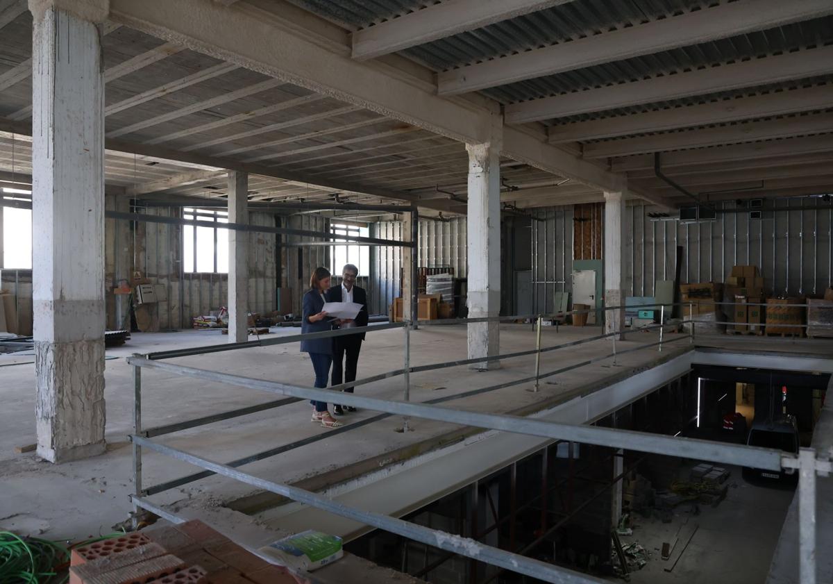 Imagen principal - La concejala Ane Oyarbide y el director de Fomento, Iñigo Olaizola, visitan las obras. Debajo, planta baja de Pescadería, donde se instalarán los asentadores, y túnel de acceso al parking con el local que ocupará el gimnasio Fitness Park.