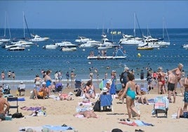 Vista de la playa de La Concha repleta de gente y varios barcos fondeados este viernes por la mañana.