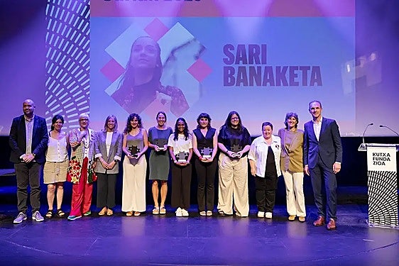 Epaimahaiaren kideak, irabazleak eta Kutxa Fundazioaren ordezkariak, ostegunean Topic zentroan egin zen ekitaldian.