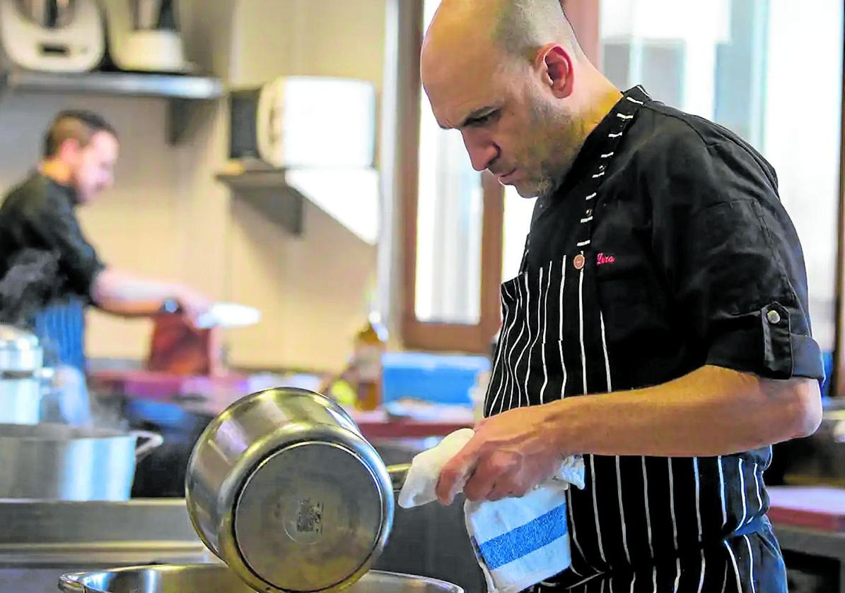 Luis, trajinando en la cocina de su reconocido Lera.