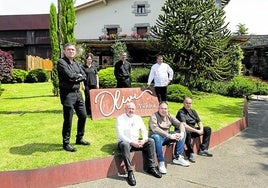 El equipo del Asador Olivi, en el hermoso jardín del restaurante.