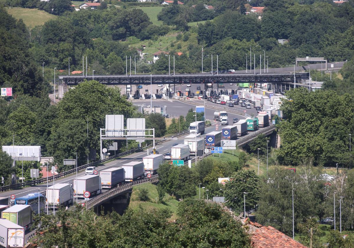 Imagen de las retenciones de esta tarde en la AP-8 en Irun en sentido Francia.