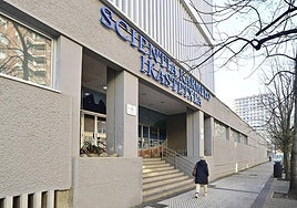 Fachada del antiguo colegio Karmelo de Donostia.