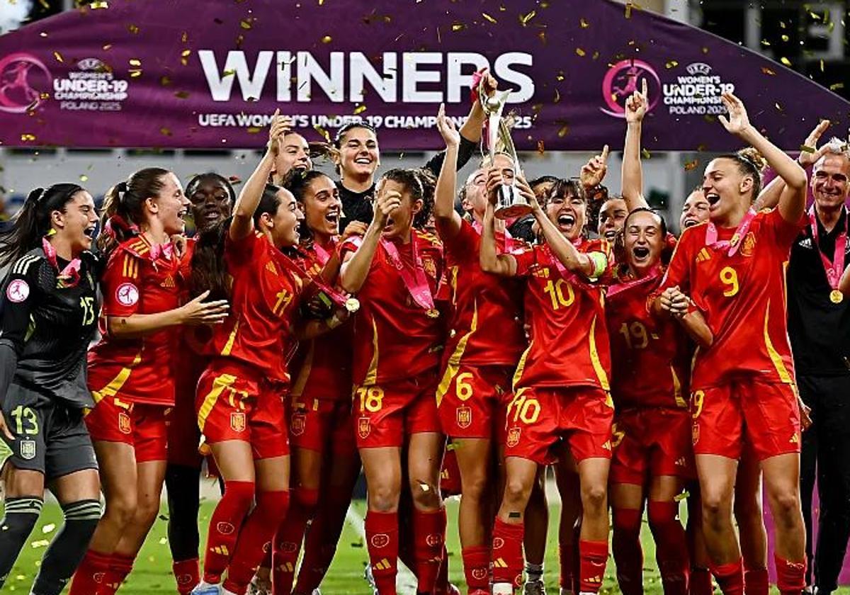 Las jugadoras de la selección celebran el título, con Agirrezabala y Arrula a la izquierda.