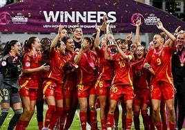 Las jugadoras de la selección celebran el título, con Agirrezabala y Arrula a la izquierda.