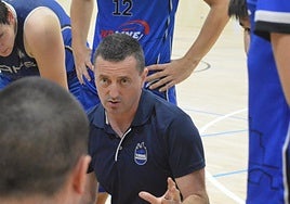 Goar Artetxe dando instrucciones a sus jugadores en un partido de la temporada.