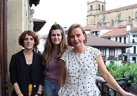 La alcaldesa Joana Mendiburu, la concejala de Feminismo Nora Vélez del Burgo y Janire Mitxelena, portavoz del grupo EAJ-PNV.