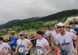 La carrera destaca no solo por su componente deportivo, sino también por su carácter festivo.