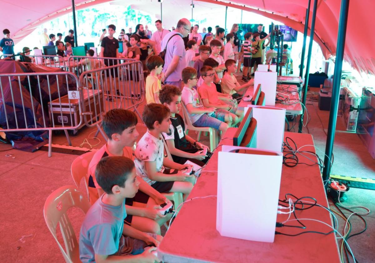 Varios jóvenes disfrutaron el pasado jueves los últimos juegos del mercado.
