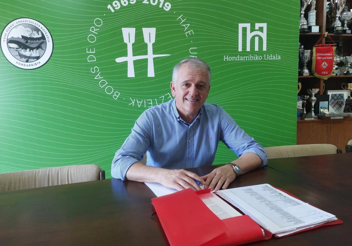 Joxemi Elduaien trabajando en las oficinas de Hondarribia Arraun Elkartea.