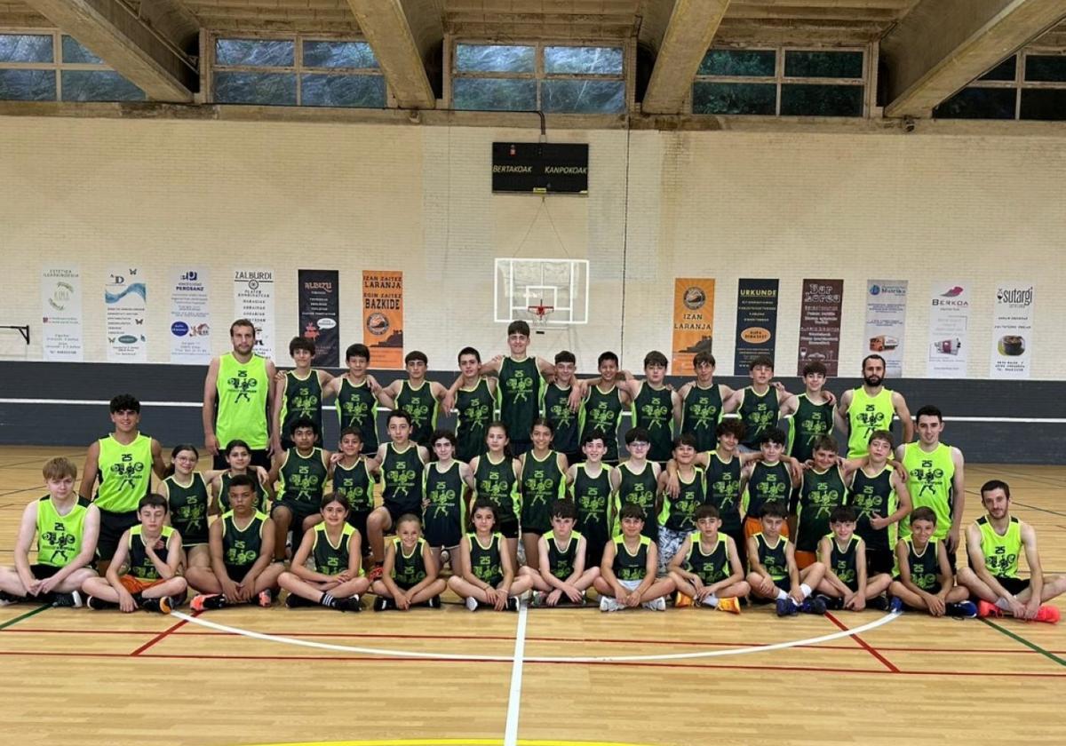 Participantes del campus de verano de Deba.