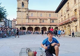 Mattin Makibar al pie del flamante gallo.