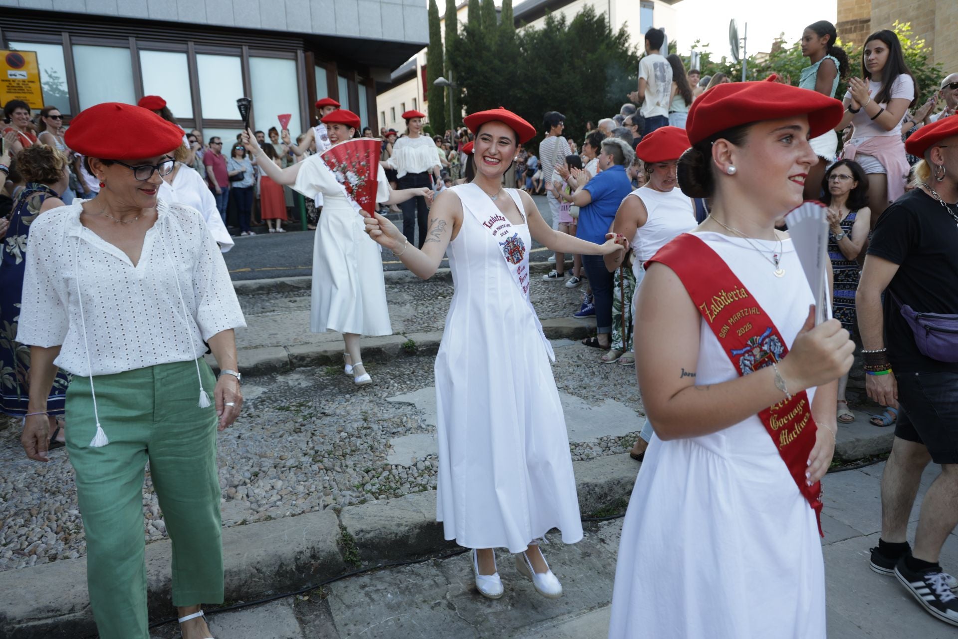 Presentación de las cantineras del Alarde público en Irun