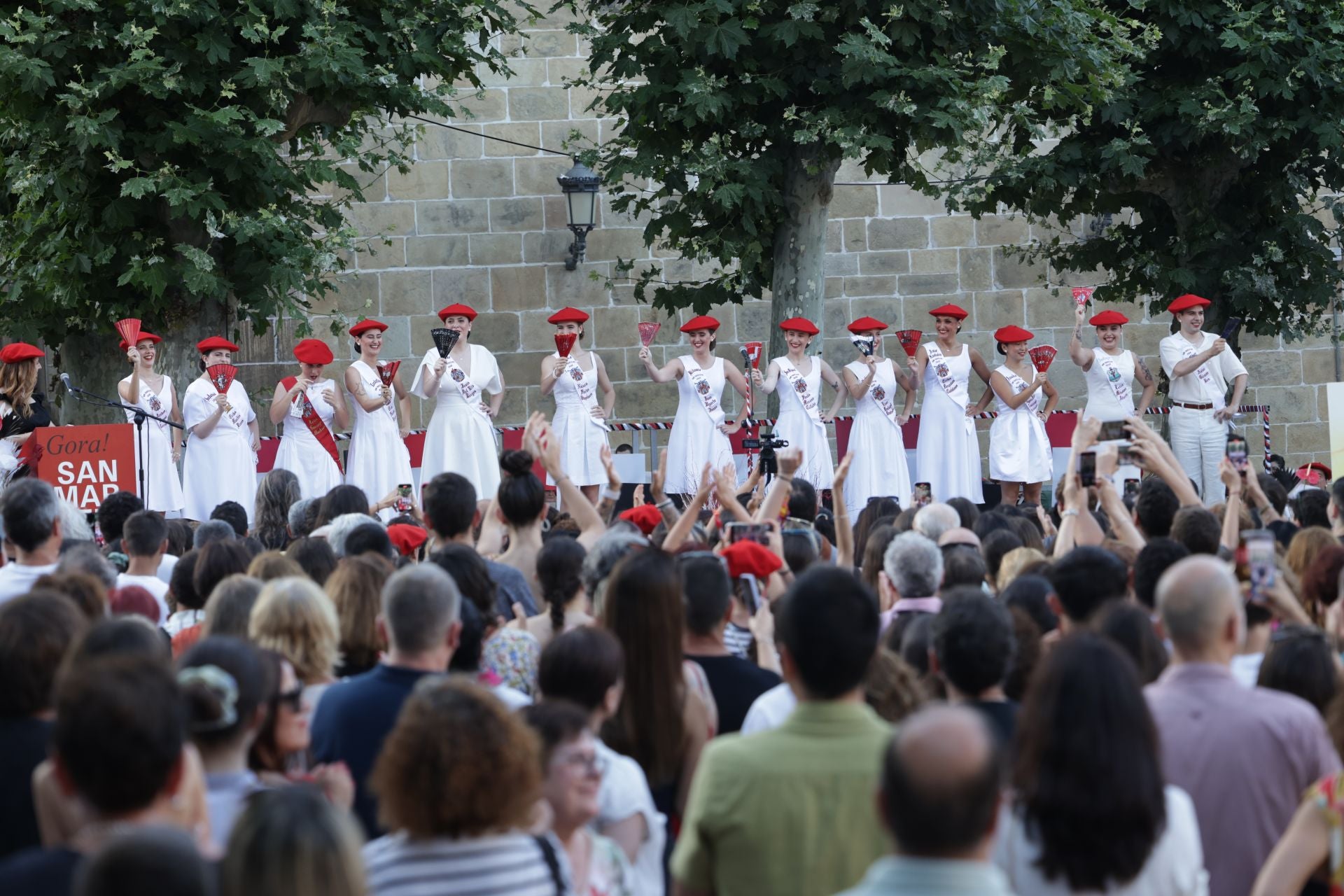 Presentación de las cantineras del Alarde público en Irun