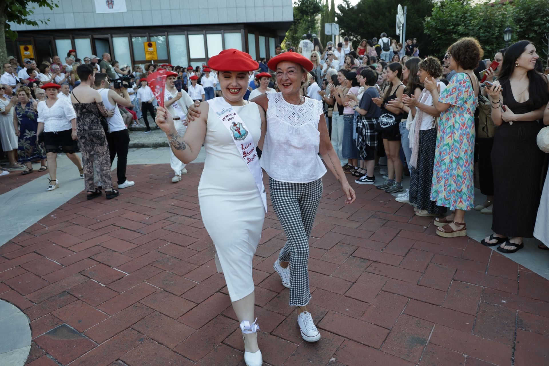 Presentación de las cantineras del Alarde público en Irun