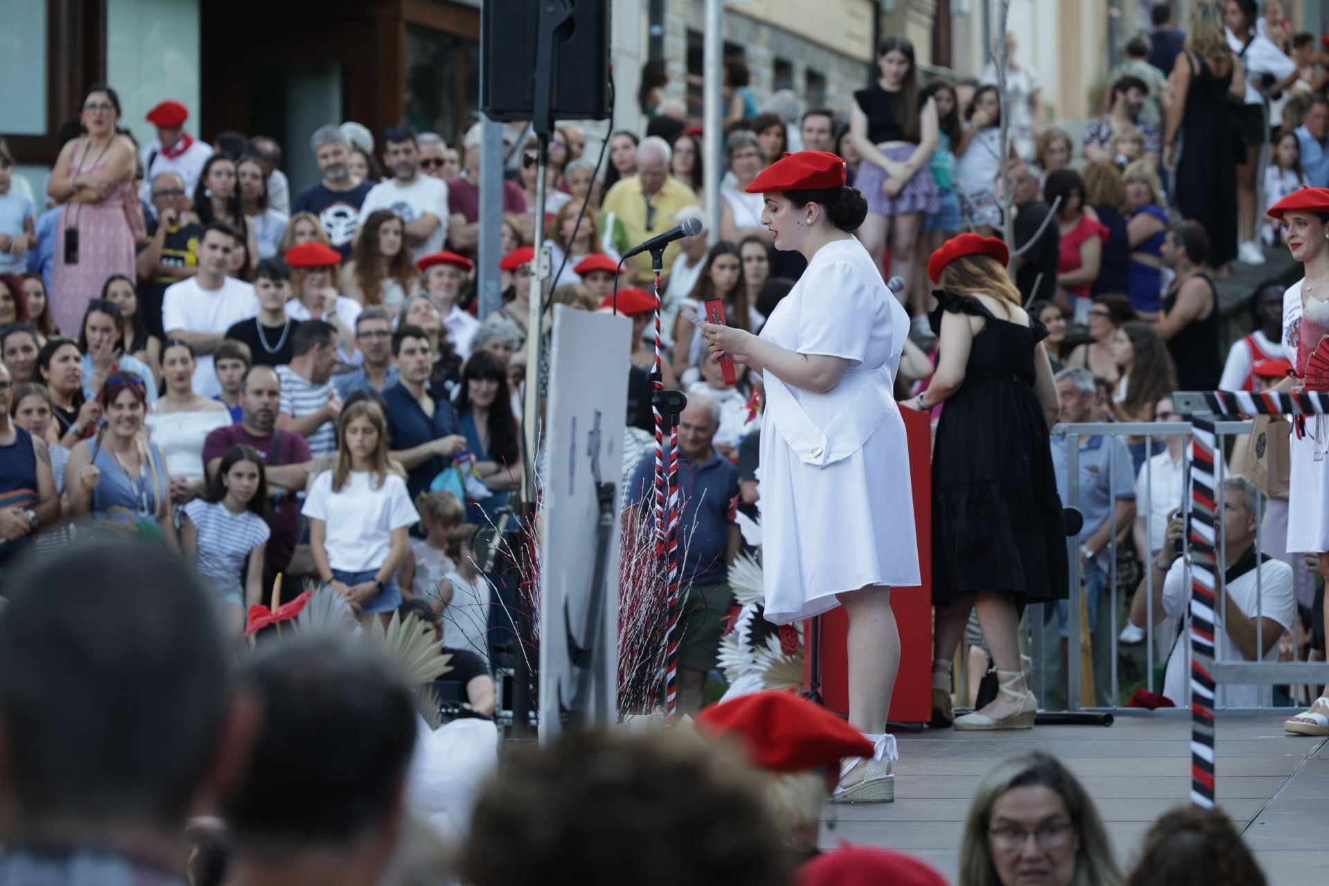 Presentación de las cantineras del Alarde público en Irun