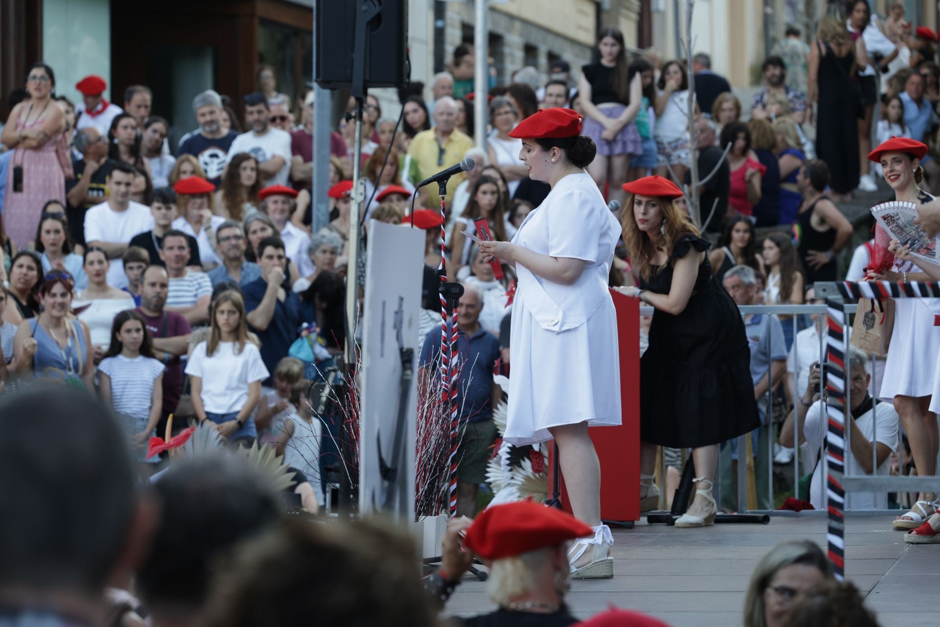 Presentación de las cantineras del Alarde público en Irun