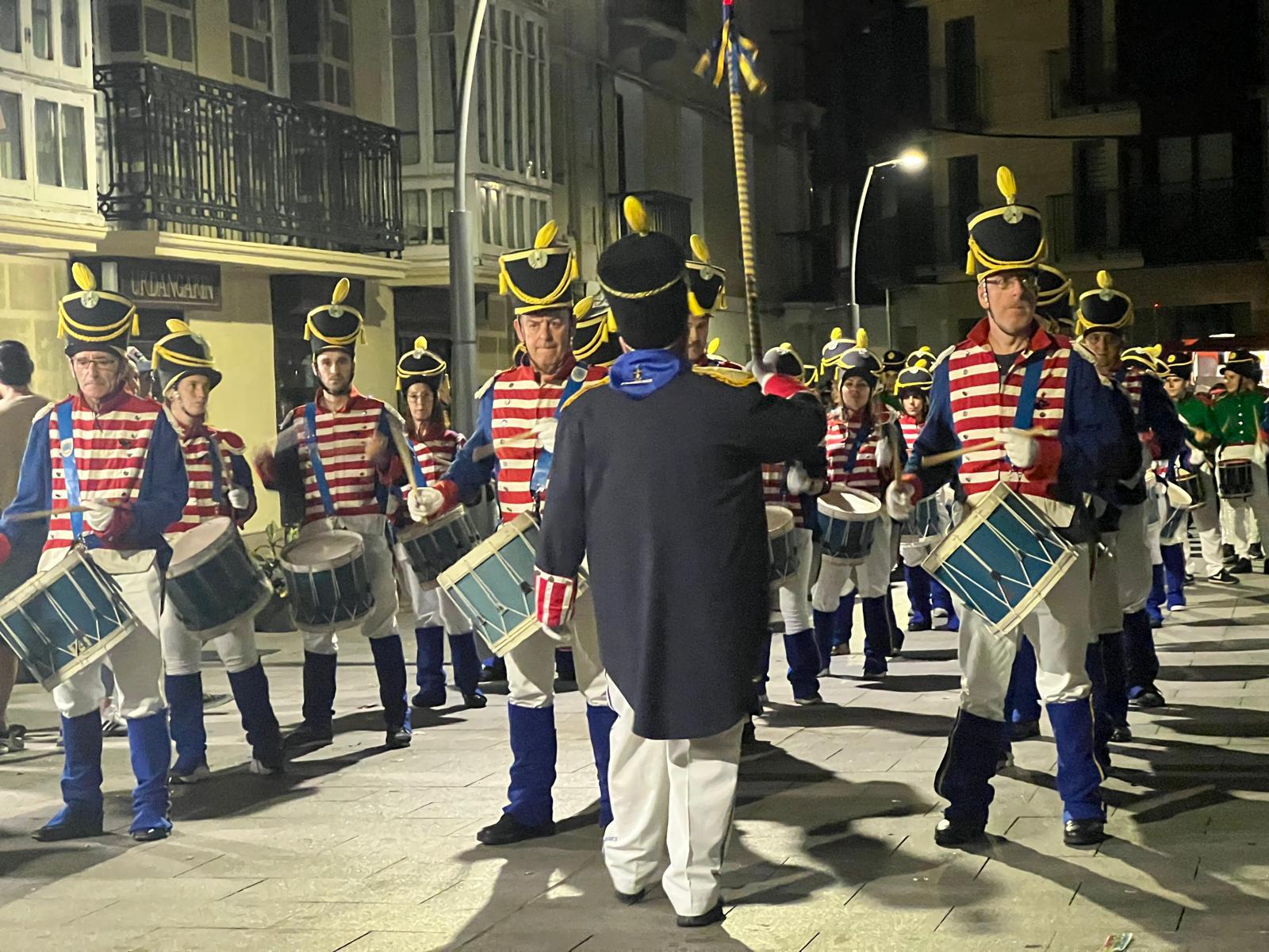 Una tamborrada con 611 participantes y un emotivo pregón de Oleta y Auzokoak