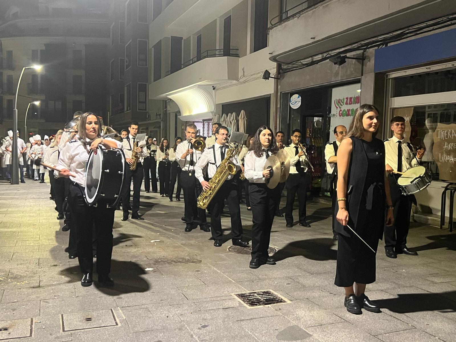 Una tamborrada con 611 participantes y un emotivo pregón de Oleta y Auzokoak