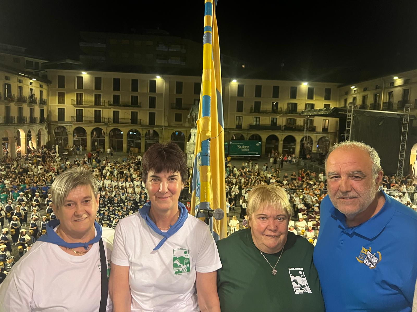 Una tamborrada con 611 participantes y un emotivo pregón de Oleta y Auzokoak