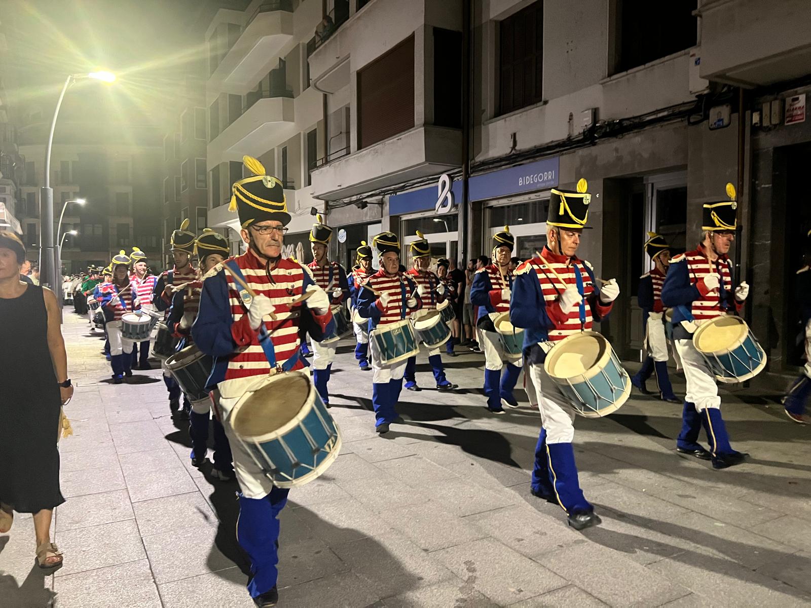 Una tamborrada con 611 participantes y un emotivo pregón de Oleta y Auzokoak