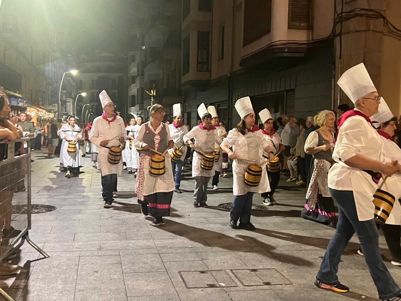 Una tamborrada con 611 participantes y un emotivo pregón de Oleta y Auzokoak