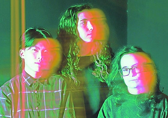 Desde Gernika actuará Mikosis, banda de rock que bebe del post-punk, con Carla Piercey, Garazi Arriaga y Ane Mei Aspiazu.