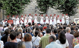 Las trece cantineras del Alarde público saludan al público desde el tablado de la plazoleta del Juncal.