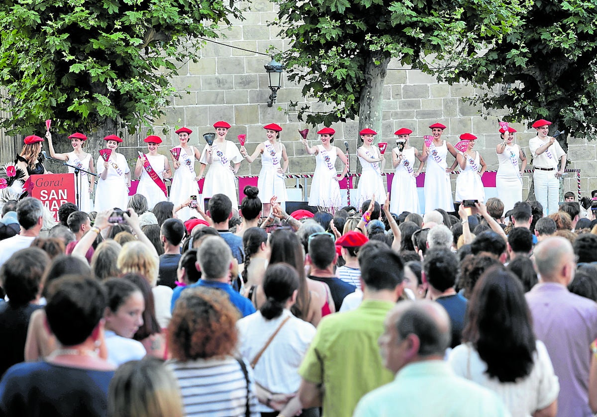 Las trece cantineras del Alarde público saludan al público desde el tablado de la plazoleta del Juncal.