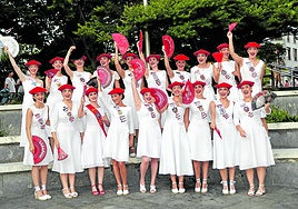 Las cantineras del Alarde tradicional comparten su alegría en la plaza Alberto Anguera, minutos antes de iniciar el desfile que les llevó hasta la plaza del Ensanche.