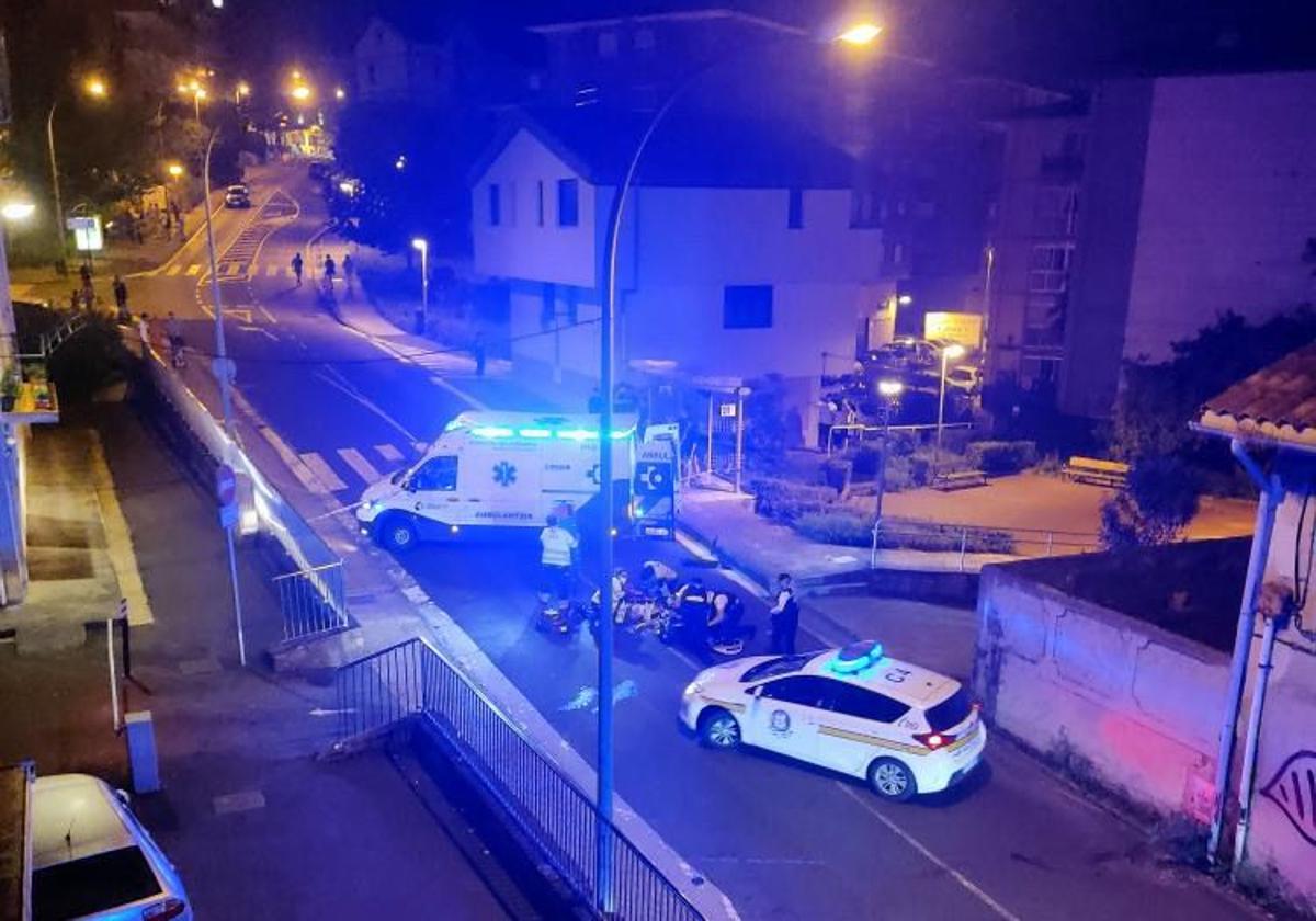 Personal sanitario y agentes municipales, en el lugar del accidente junto al herido.