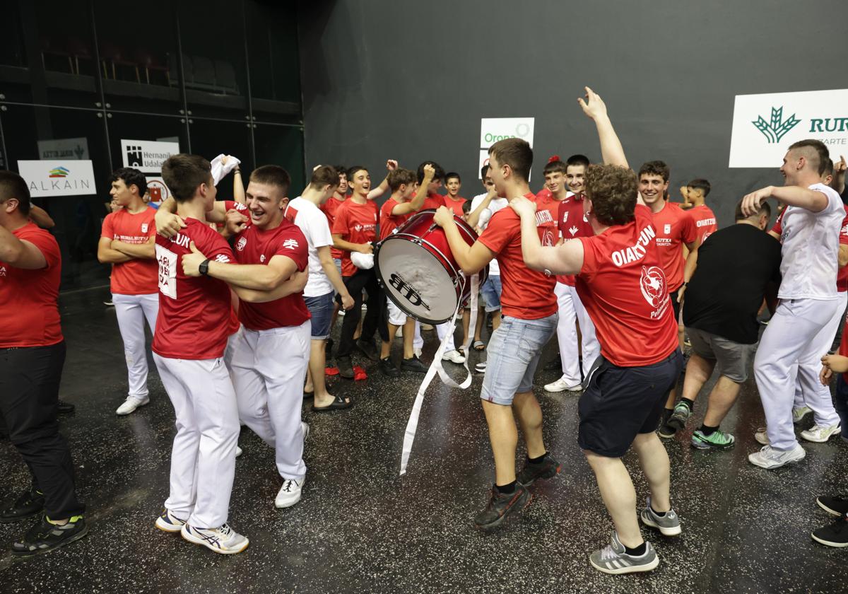 Los pelotaris celebran la victoria