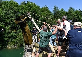 Momento del rescate de la última pieza del conjunto escultórico del artista guipuzcoano.