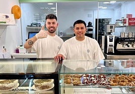 Óscar Fernández y Wil Gómez posan en el interior de BakerBoyz.