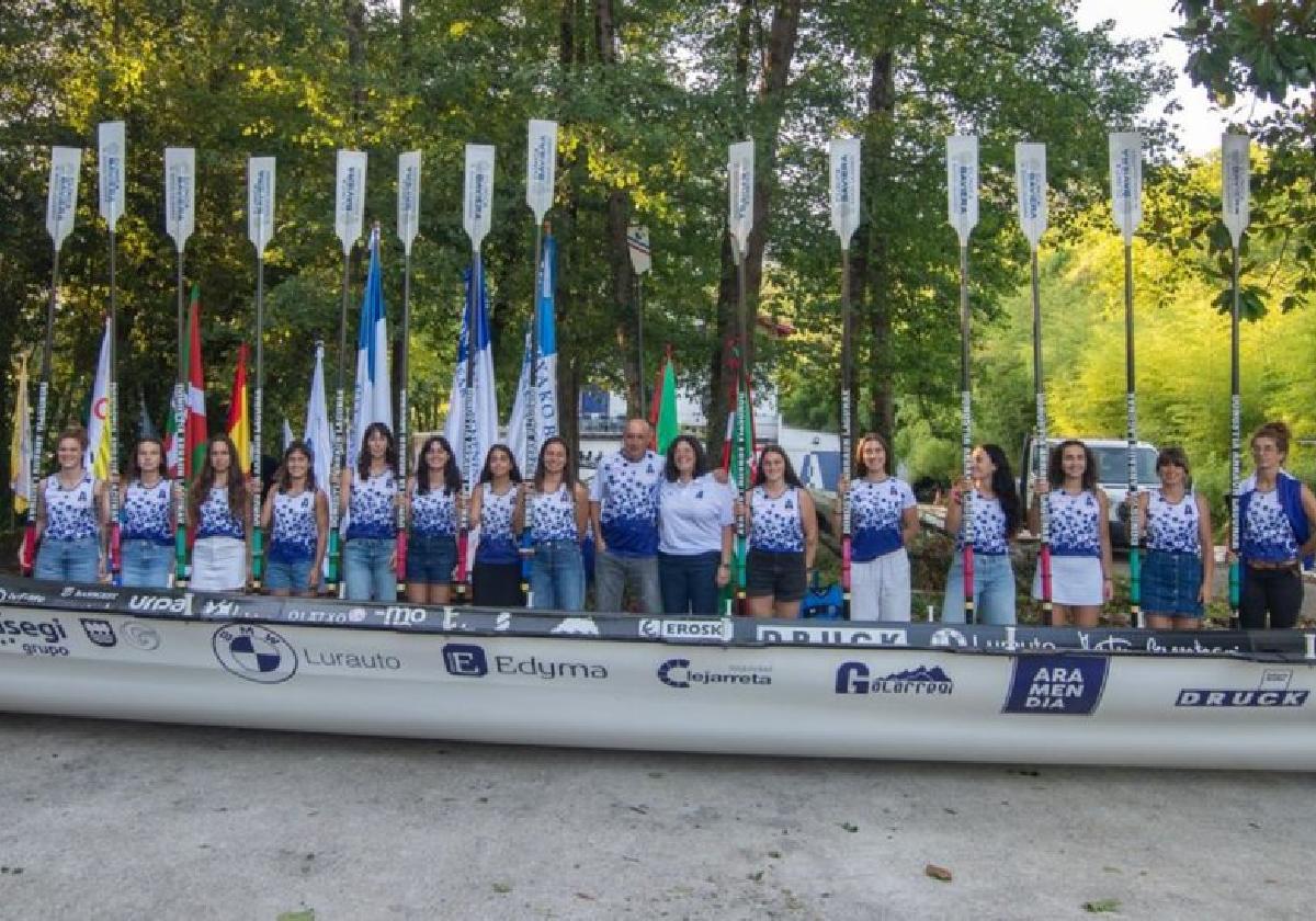 La trainera femenina Donostia Arraun Lagunak, sus remeras y algunas banderas conseguidas la temporada pasada.