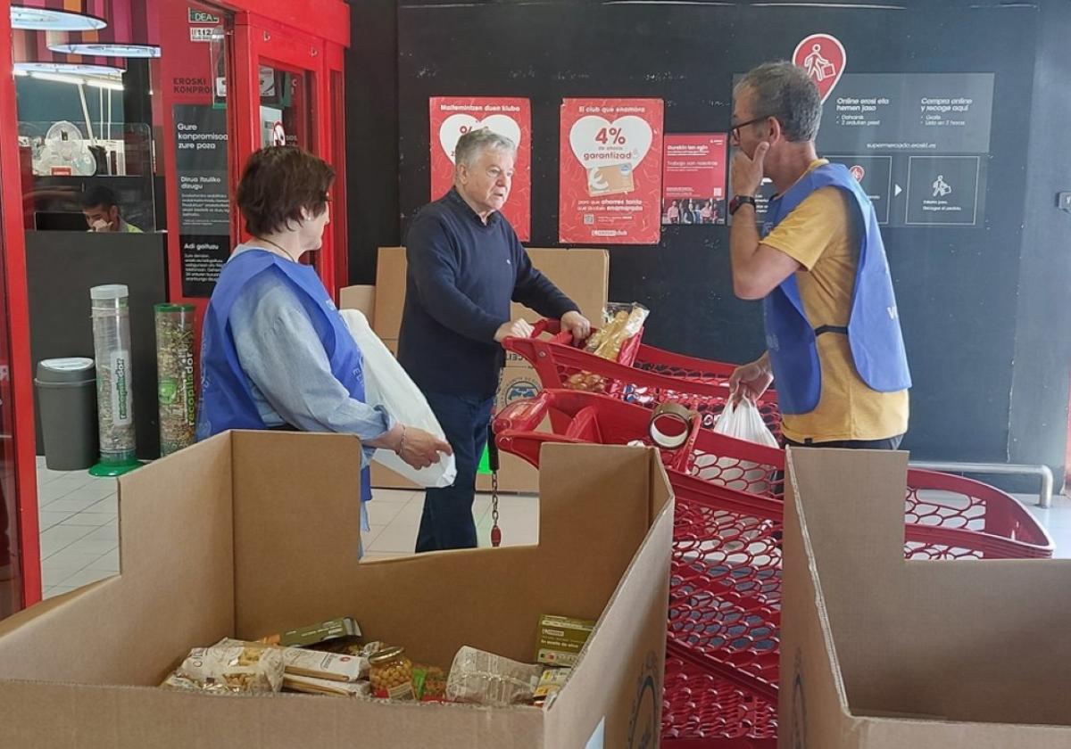 Voluntarios atendiendo a una persona durante la recogida.