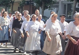 Kalejira ikusgarria egin zuten atzo eguerdian dantzari eta arrantzaleek herrian zehar.