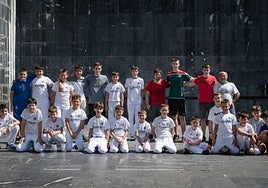 Participantes del XVIII Festival de pelota a mano en Goikoplaza.