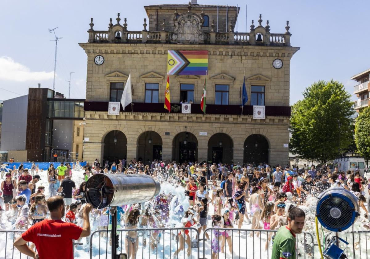 Cuatro cañones lanzaron chorros de espuma a cientos de niños y niñas que disfrutaron de lo lindo en la plaza San Juan.