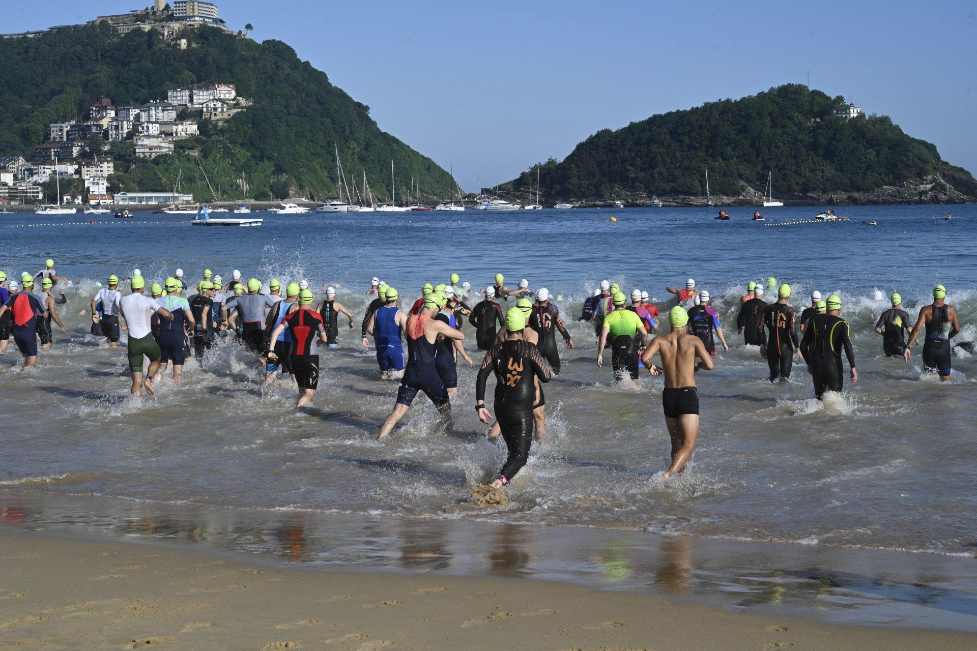 Las imágenes de la XVIII edición del Triatlón Memorial Onditz bajo el sol en Donostia