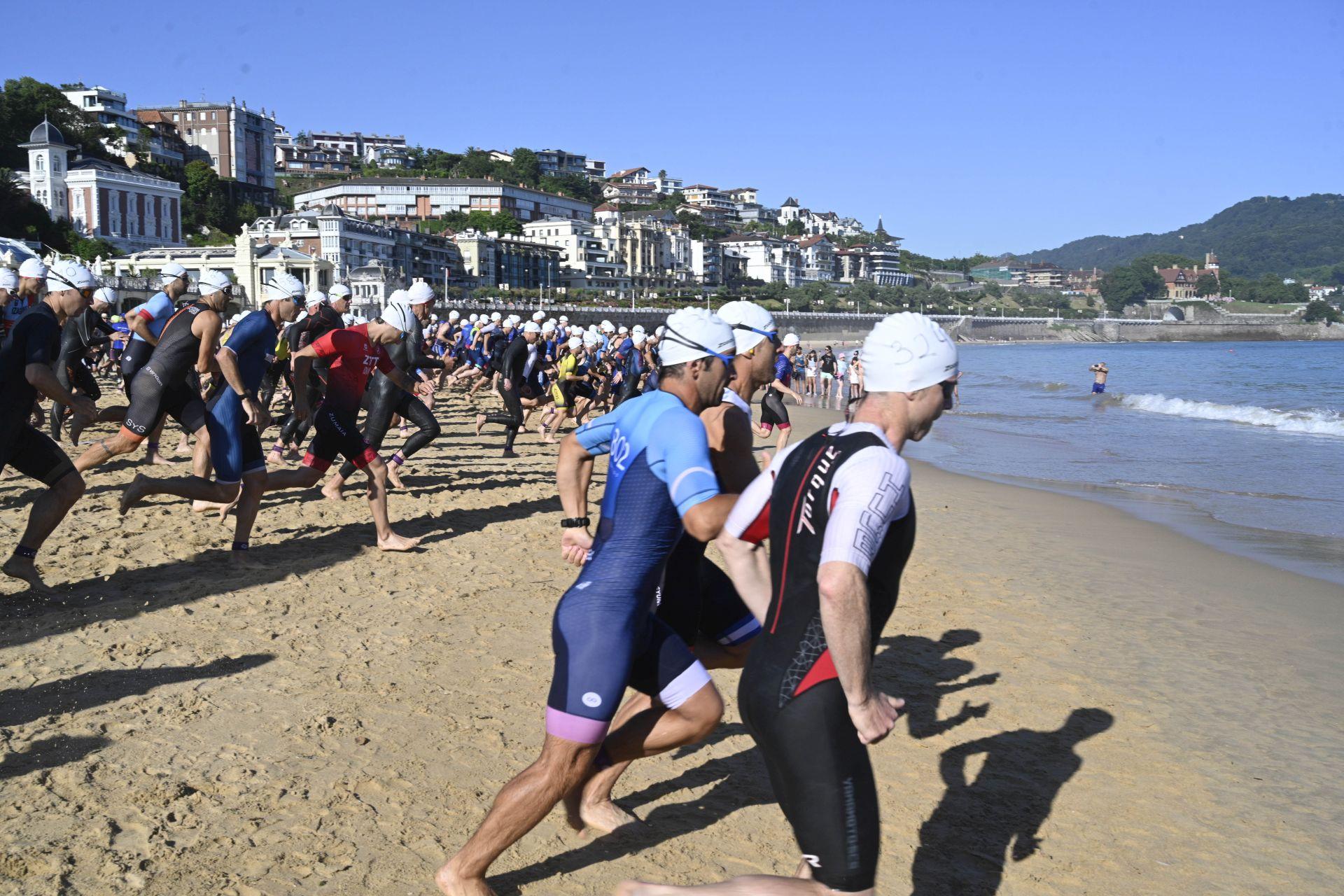 Las imágenes de la XVIII edición del Triatlón Memorial Onditz bajo el sol en Donostia