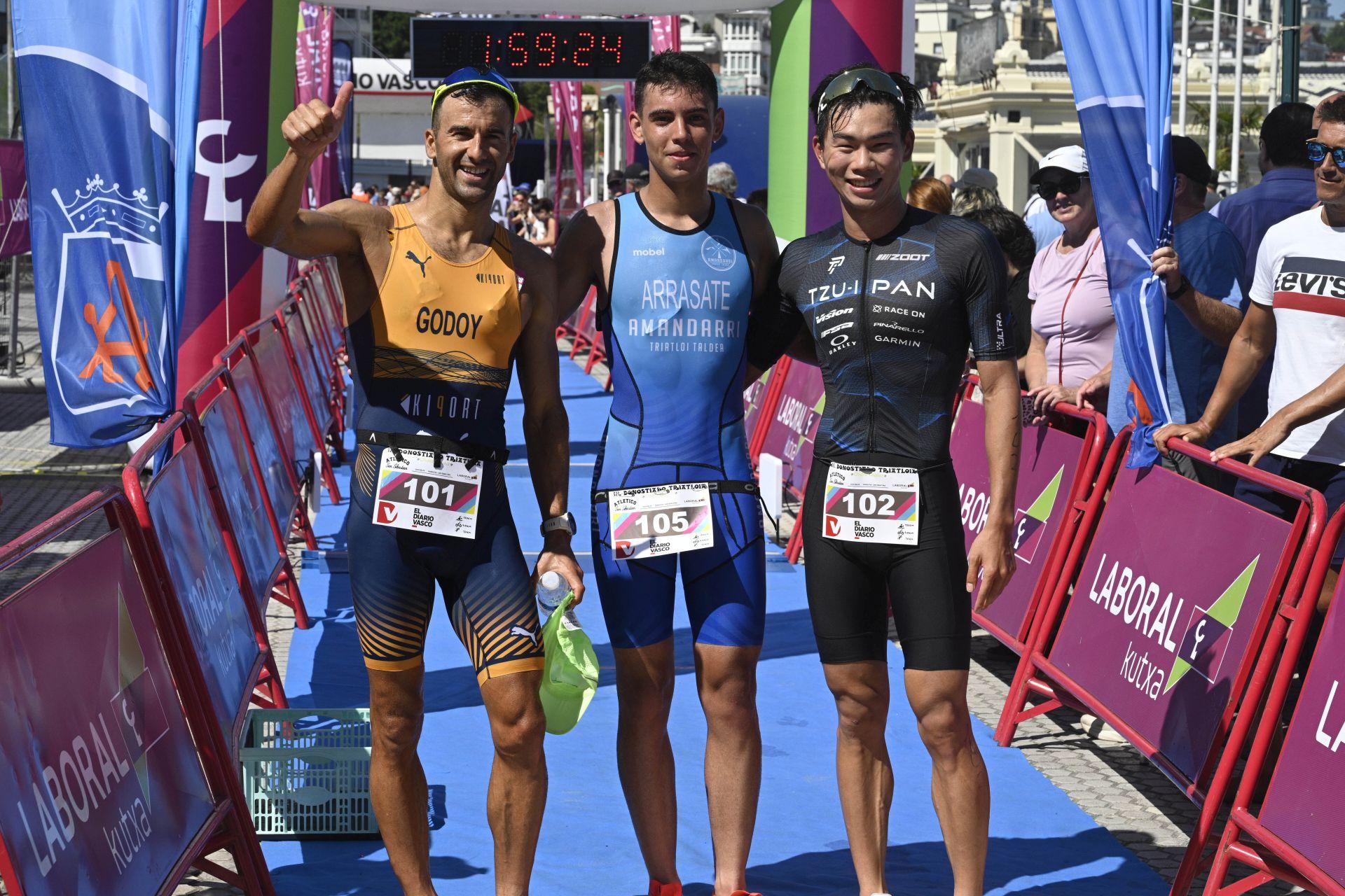 Las imágenes de la XVIII edición del Triatlón Memorial Onditz bajo el sol en Donostia