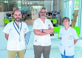 Asier Pérez, Maxi Gutiérrez y Eva Gómez, en el ambulatorio de Zabalgana.